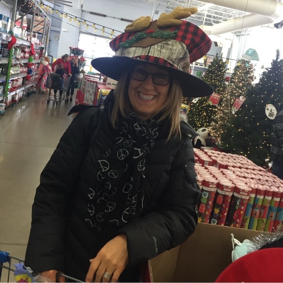 @kmthees Going live!! Joining Posh party live share show hope you can join me! - Picture 2 of 2